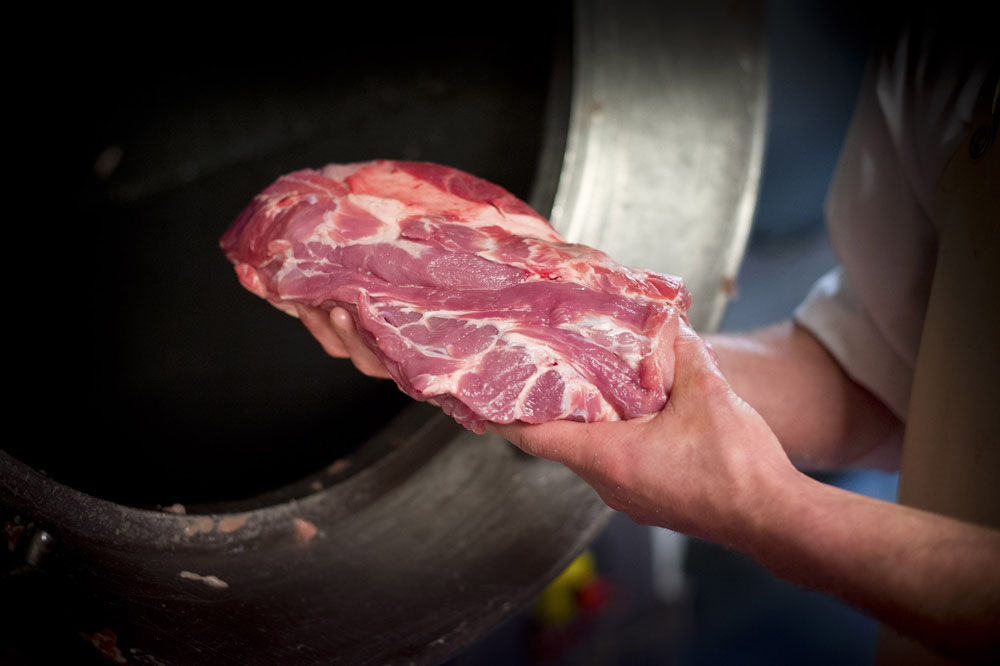 Photo d'un homme tenant un morceau de viande de boeuf 