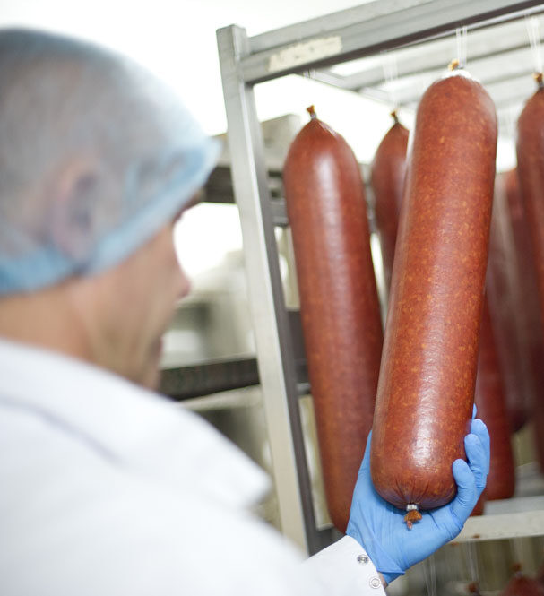 photo d'un homme inspectant un saucisson - Berni