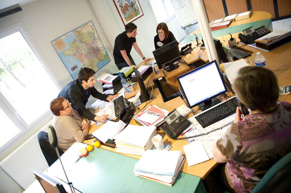 photo représentant l'équipe commerciale en train de travailler dans les bureaux