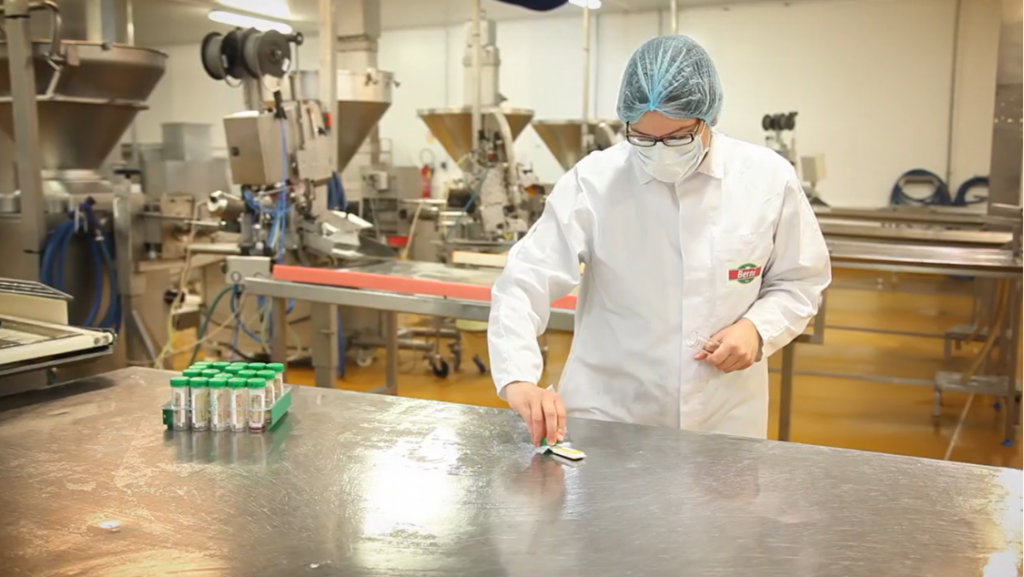 Photo d'une employée Berni effectuant des tests d'hygiène et de qualité sur un plan de travail de l'usine