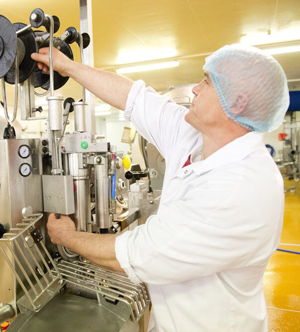 Photo d'un employé Berni travaillant dans l'usine