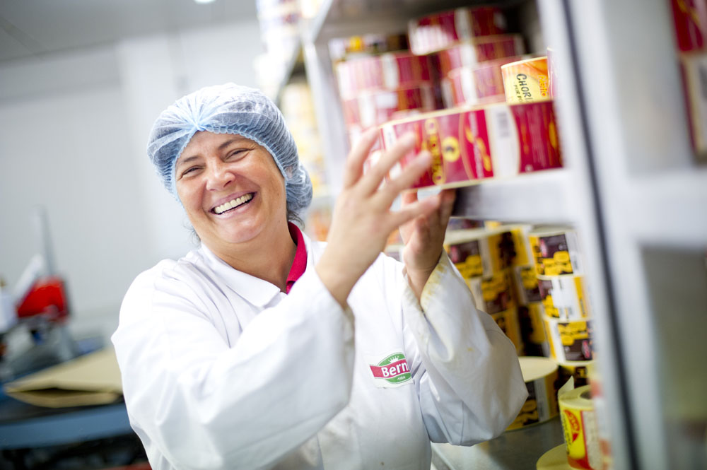 Photo d'une employée Berni à l'étiquetage avec un grand sourire - carrière berni verdun